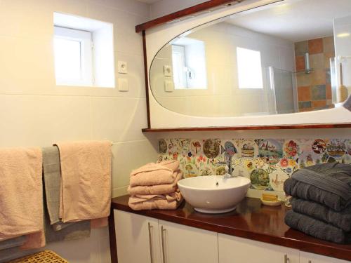 Ένα μπάνιο στο Gîte cosy avec jardin, animaux acceptés, vélos disponibles - FR-1-489-349