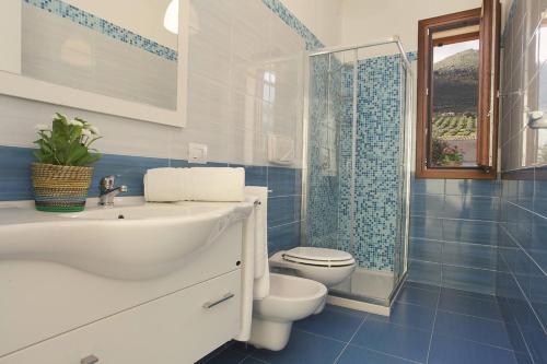 een badkamer met een witte wastafel en een toilet bij Villa delle Stelle in Scopello