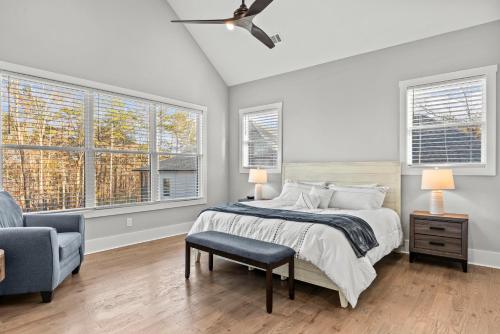 Postel nebo postele na pokoji v ubytování Lakeside Haven with Gourmet Kitchen