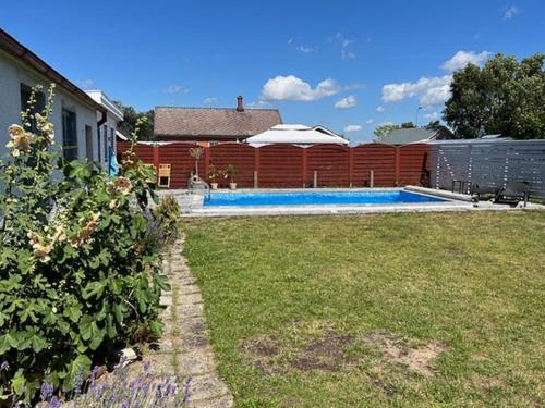 Πισίνα στο ή κοντά στο Family-Friendly Holiday Home In Tomelilla
