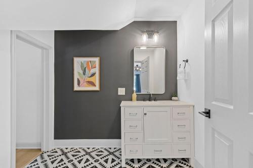 Fotografie z fotogalerie ubytování Niblick on Norman w/Heated Pool & Optional Boat Rental v destinaci Cornelius