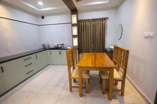 Kuchyň nebo kuchyňský kout v ubytování YKHOMES Luxury & Comfort Stay