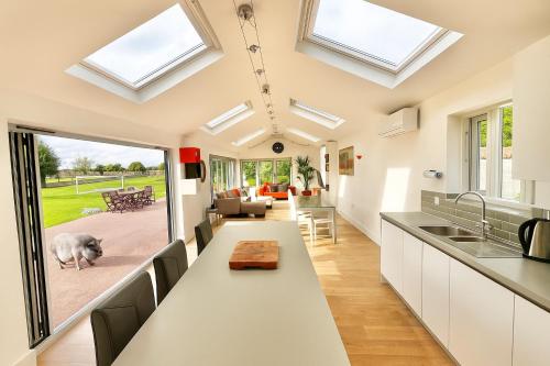 Kuchyň nebo kuchyňský kout v ubytování Countryside Retreat - Indoor Pool, Sauna, Hot Tub