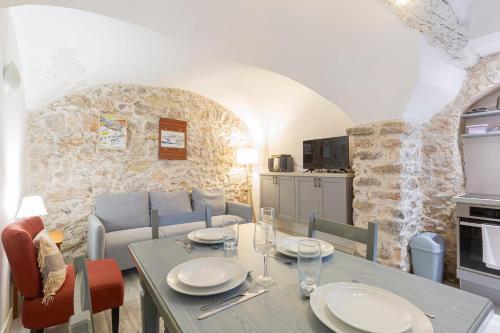 Authentic Townhouse Steps from the Beach & Market