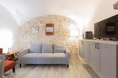Authentic Townhouse Steps from the Beach & Market