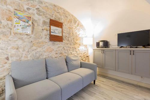 Authentic Townhouse Steps from the Beach & Market