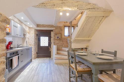 Authentic Townhouse Steps from the Beach & Market