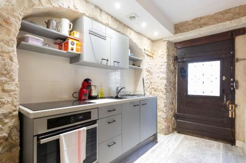 Authentic Townhouse Steps from the Beach & Market