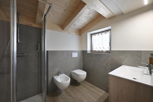 a bathroom with a toilet and a sink and a shower at Ca del Tusa in Livigno