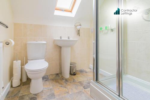 ein Badezimmer mit Toilette und Dusche in der Unterkunft 3 Bedroom Contractor House By Your Lettings Short Lets & Serviced Accommodation Peterborough With Free WiFi and Parking in Peterborough