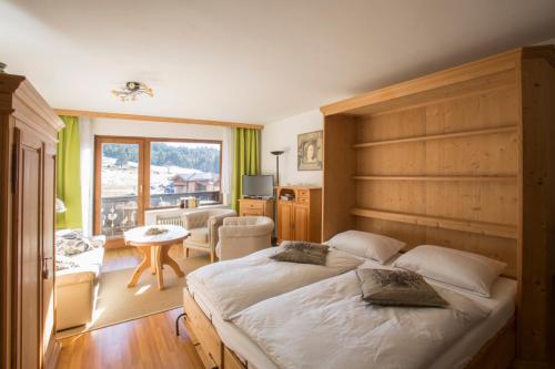 ein Schlafzimmer mit einem großen Bett und ein Wohnzimmer in der Unterkunft Zugspitz Traumapartment in Farchant