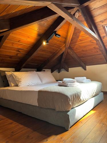 Ένα ή περισσότερα κρεβάτια σε δωμάτιο στο Angie Kipos by Thanasis Papaioannou