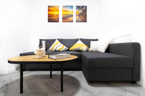 una sala de estar con un sofá y una mesa en Amaria Sunrise, en Popeşti-Leordeni