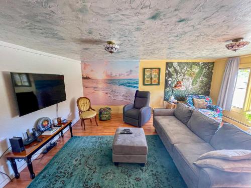 un soggiorno con un divano e un tavolo di Mattawamkeag River Cottage a Island Falls