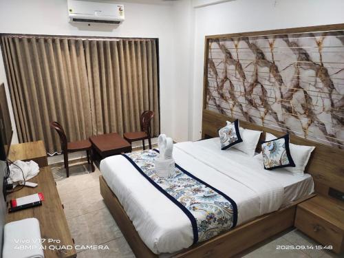 Postel nebo postele na pokoji v ubytování Fun Hotel Rajkot