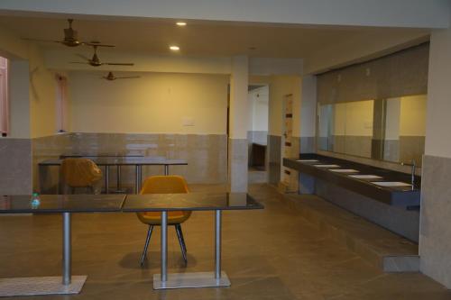 Kuchyň nebo kuchyňský kout v ubytování AG Corporate Stay in Mahindra World City