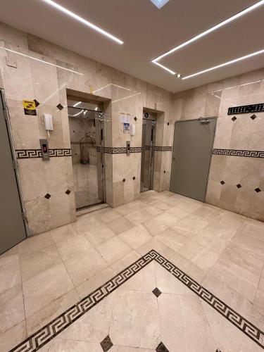 uma sala grande com piso irregular e baias. em فندق رواف الفيصلية em An Naqāʼ