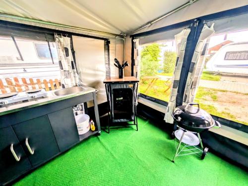 Kuchyň nebo kuchyňský kout v ubytování Mietwohnwagen 23 Small