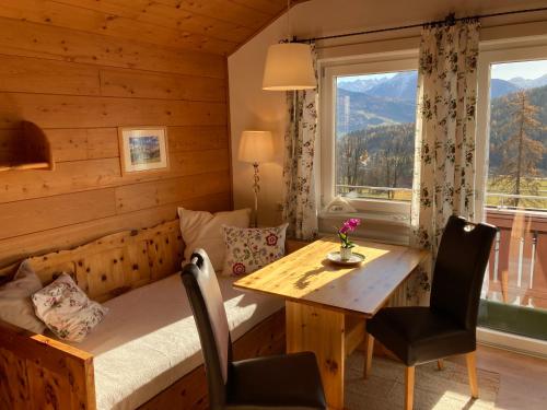 een slaapkamer met een tafel, een bed en een raam bij Haus Werner in Ramsau am Dachstein