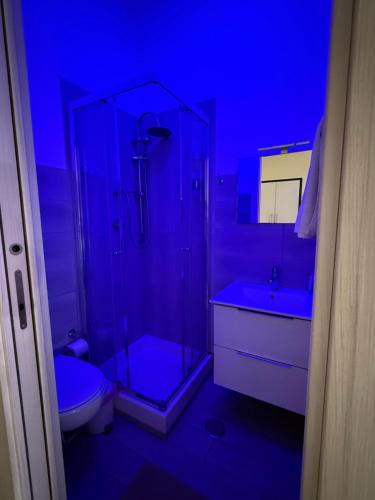 ein blaues Badezimmer mit Dusche, Toilette und Waschbecken in der Unterkunft Lili & Aurora Home in Rom