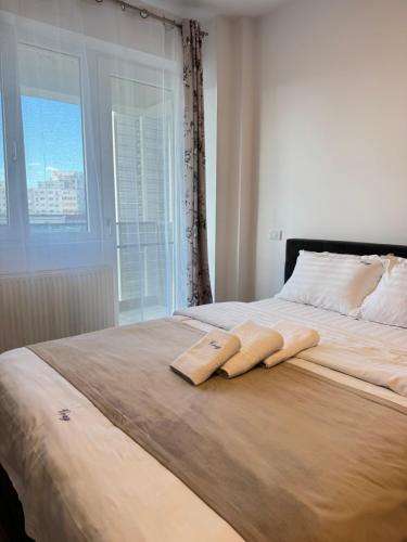 ヤシにあるLuxury Collection Studios at Q Residence Palas Mallの窓付きのベッド