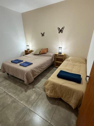 two beds sitting next to each other in a room at La posada de Majo 1 in Pergamino