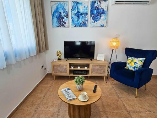 Μια τηλεόραση ή/και κέντρο ψυχαγωγίας στο Marina Gardens Luxury 1BR Apt with Pool Views and Private Patio