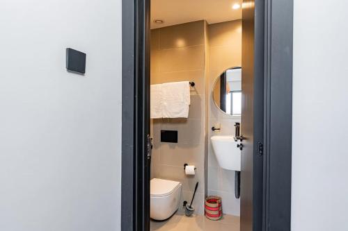 Ένα μπάνιο στο Escada, Furnished 2 Bedroom Apartment Master Ensuite