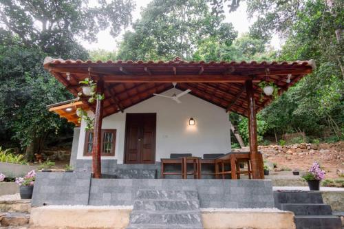 une petite maison avec un toit en bois dans l'établissement Deer House Hiriketiya, à Dikwella