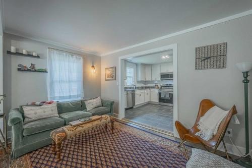 Η κουζίνα ή μικρή κουζίνα στο Eclectic Inn Downtown - 2 miles to Sanford Stadium