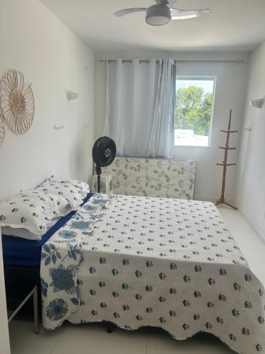 a bedroom with a bed and a window at Village em Barra do Jacuípe in Camaçari