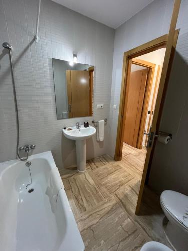 Et badeværelse på Apartamento planta baja con jardín privado