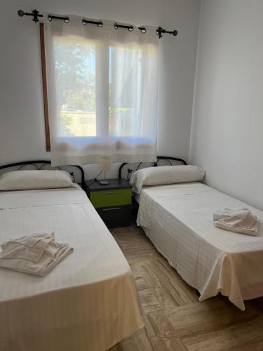 En eller flere senge i et værelse på Apartamento planta baja con jardín privado