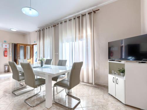 een eetkamer met een witte tafel en stoelen bij Holiday Home Liberat by Interhome in Pazin