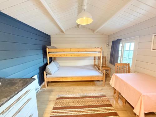 een slaapkamer met twee stapelbedden in een kamer bij Sobakken Camping in Bardu