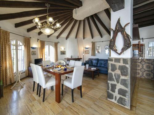 ein Esszimmer und ein Wohnzimmer mit Tisch und Stühlen in der Unterkunft Holiday Home Vista Ifach by Interhome in La Canuta