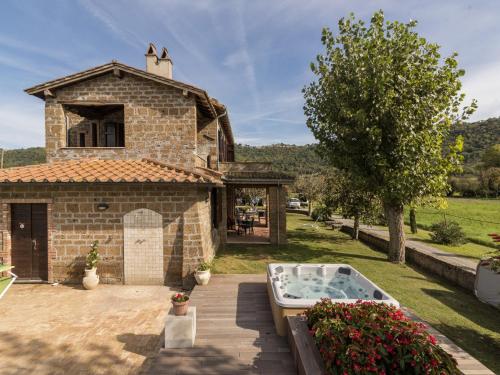 モンテフィアスコーネにあるApartment Casa Domenico 2 by Interhomeの庭にバスタブ付きの建物