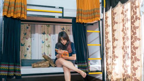 Postel nebo postele na pokoji v ubytování Ghotul Stays - Backpackers Hostel & Cozy Private Rooms in Guwahati