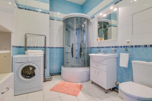 聖彼得堡的住宿－盧斌世特納9號迎賓公寓，一间带洗衣机和水槽的浴室