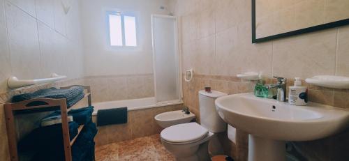 un bagno con un water bianco e un lavandino di apartamento Punta Prima cinuelica a Los Altos