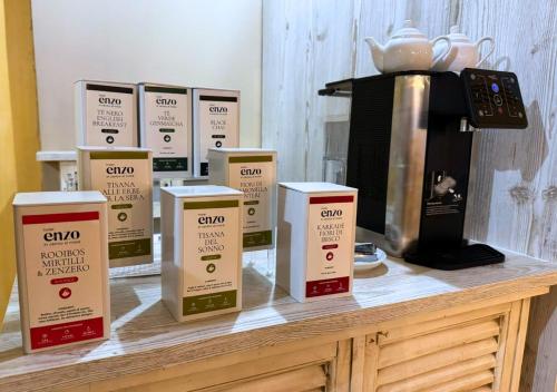 Příslušenství pro přípravu čaje a kávy v ubytování Hotel Enzo