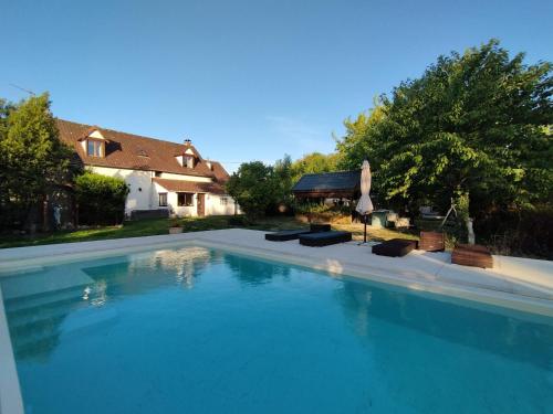 Bazén v ubytování The Barn Gite nebo v jeho okolí