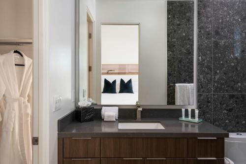 Ένα μπάνιο στο Cobalt @ Elemento49 Pool Spa Sleeps 16