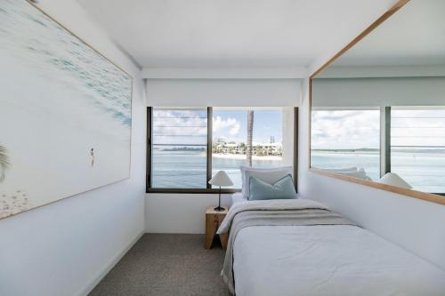 une chambre avec un lit et une grande fenêtre dans l'établissement Bella Vista Noosa Luxury on White Sands, à Noosaville