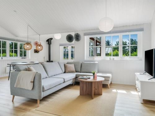 TV a/nebo společenská místnost v ubytování Holiday Home Thorgny - 350m to the fjord by Interhome