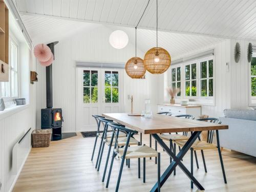 Posezení v ubytování Holiday Home Thorgny - 350m to the fjord by Interhome