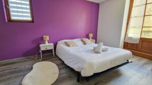 Ένα ή περισσότερα κρεβάτια σε δωμάτιο στο Entre 2 Jardin Drap compris et Barbecue