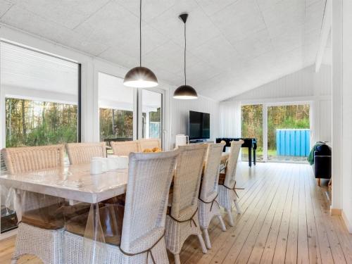 TV a/nebo společenská místnost v ubytování Holiday Home Alika - 300m from the sea by Interhome