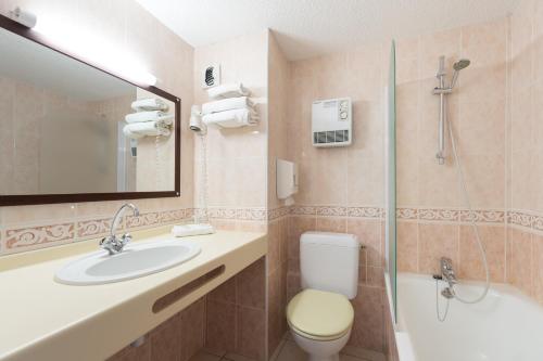 Koupelna v ubytování Brit Hôtel De L'océan