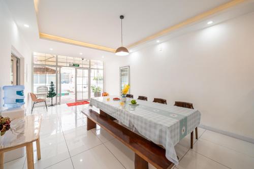 a dining room with a table and chairs at Shanghai Star Dream Hotel in Shanghai